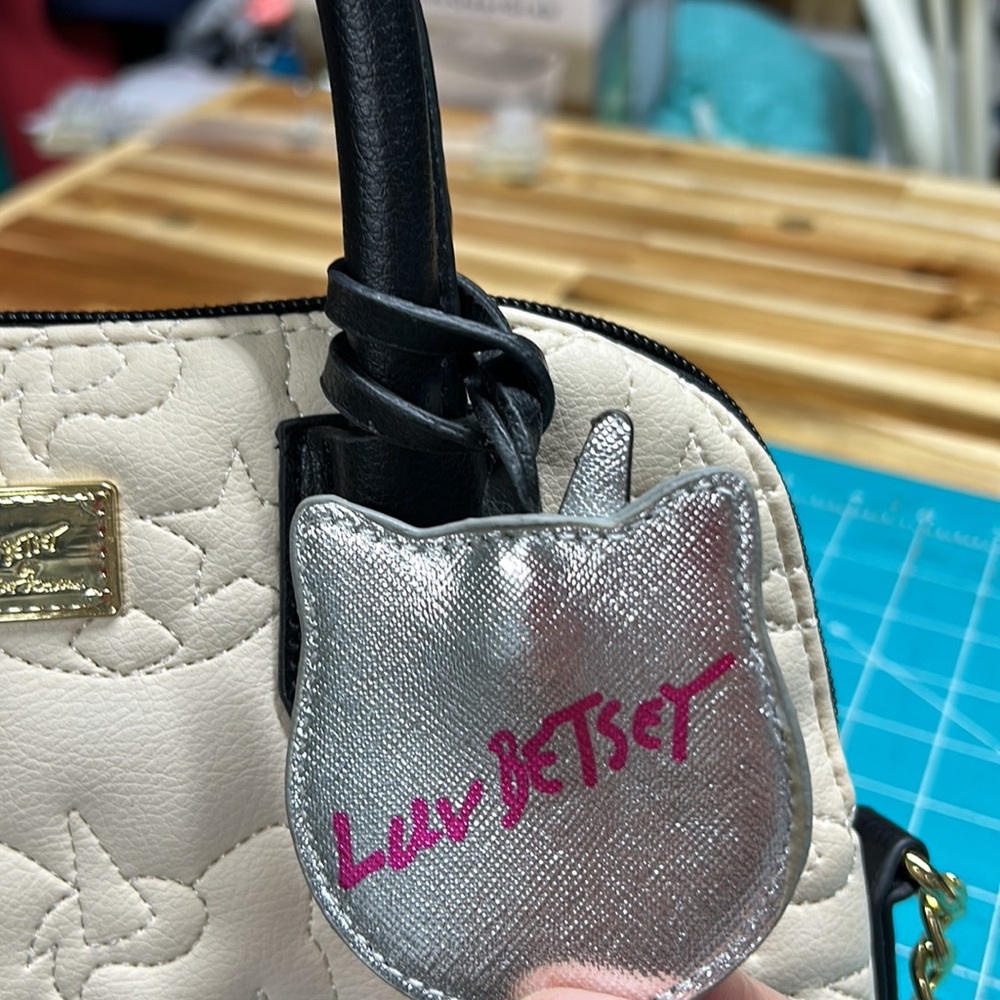 NWOT BETSEY JOHNSON LUV BETSEY crossbody pink and cream quilted kitchen pattern - Picture 5 of 14